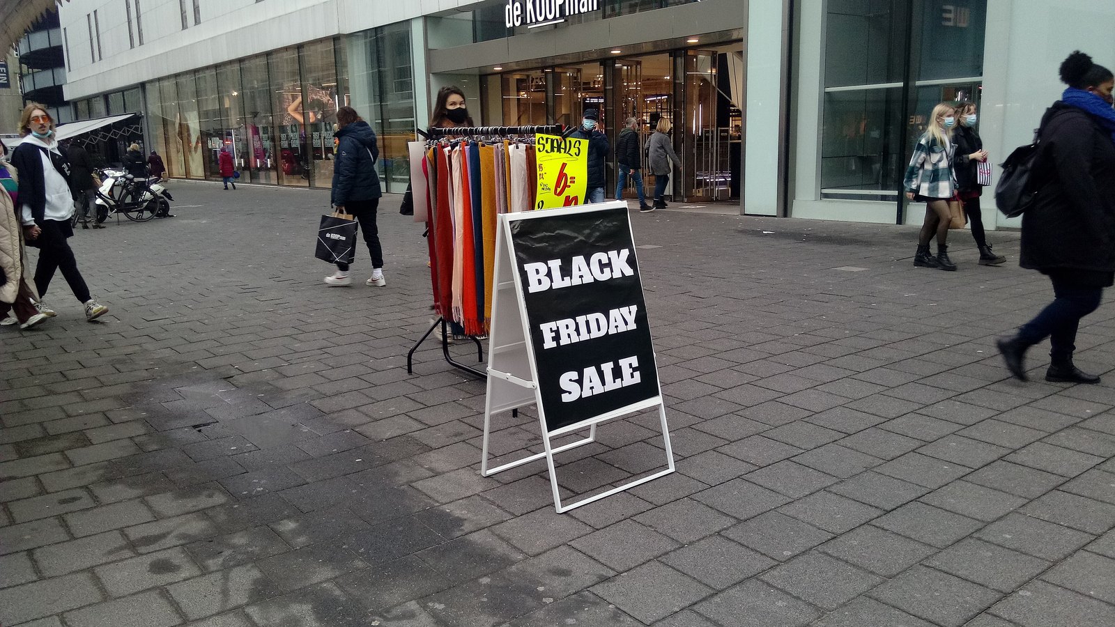 Biển Black Friday Sale đặt trên phố đi bộ trước một cửa hàng ở trung tâm Rotterdam, Hà Lan, năm 2020