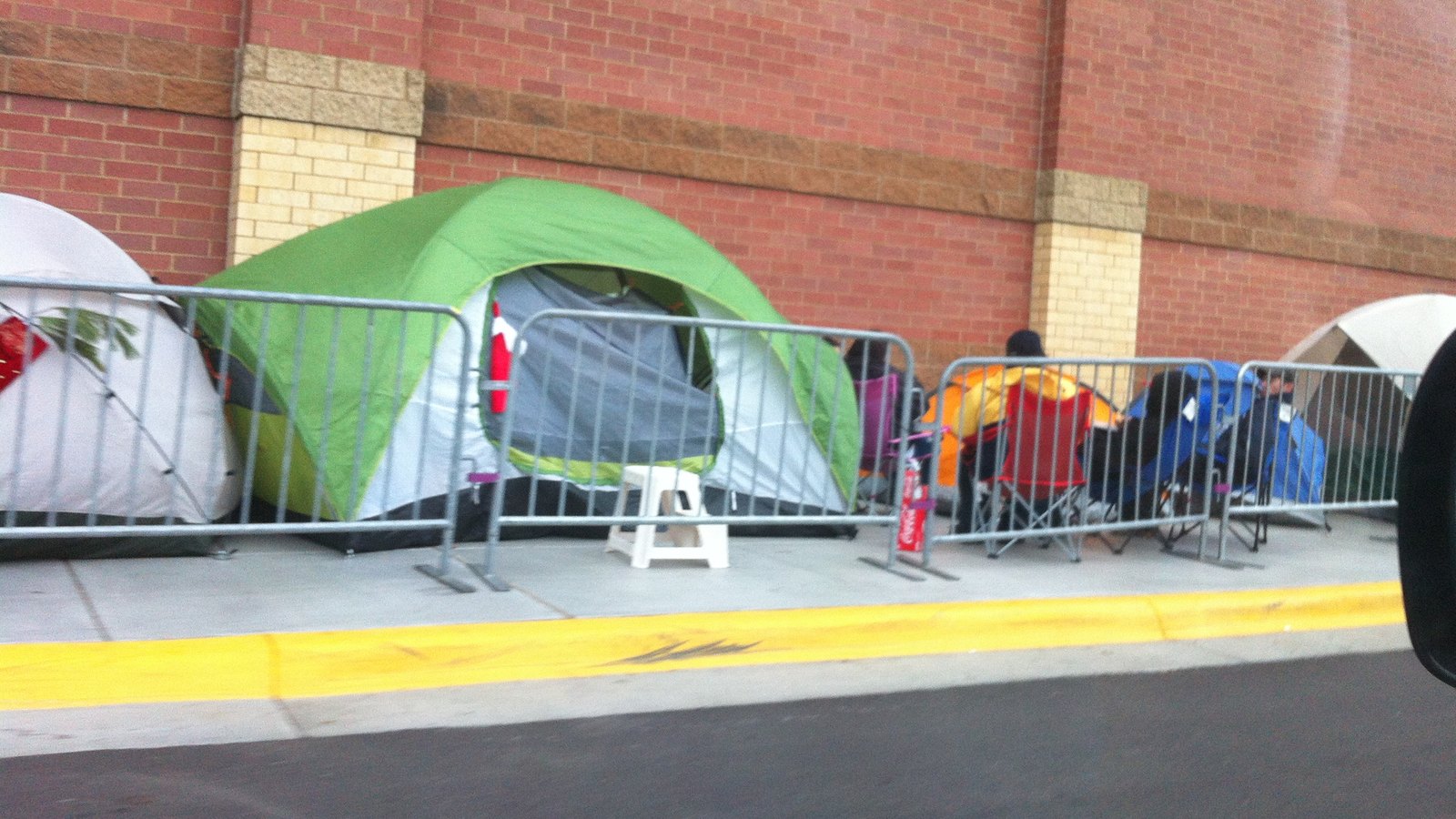 Những chiếc lều dựng qua đêm trước cửa hàng Best Buy ở Richfield, Minnesota để chờ mở bán Black Friday 2012