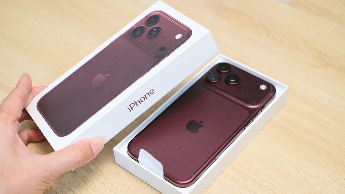Tay mo hop iPhone 18 Pro Max mau do ban chinh hang Viet Nam