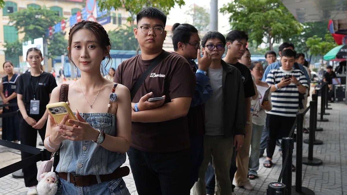 Nguoi mua xep hang nhan iPhone 18 Pro trong ngay mo ban tai Viet Nam