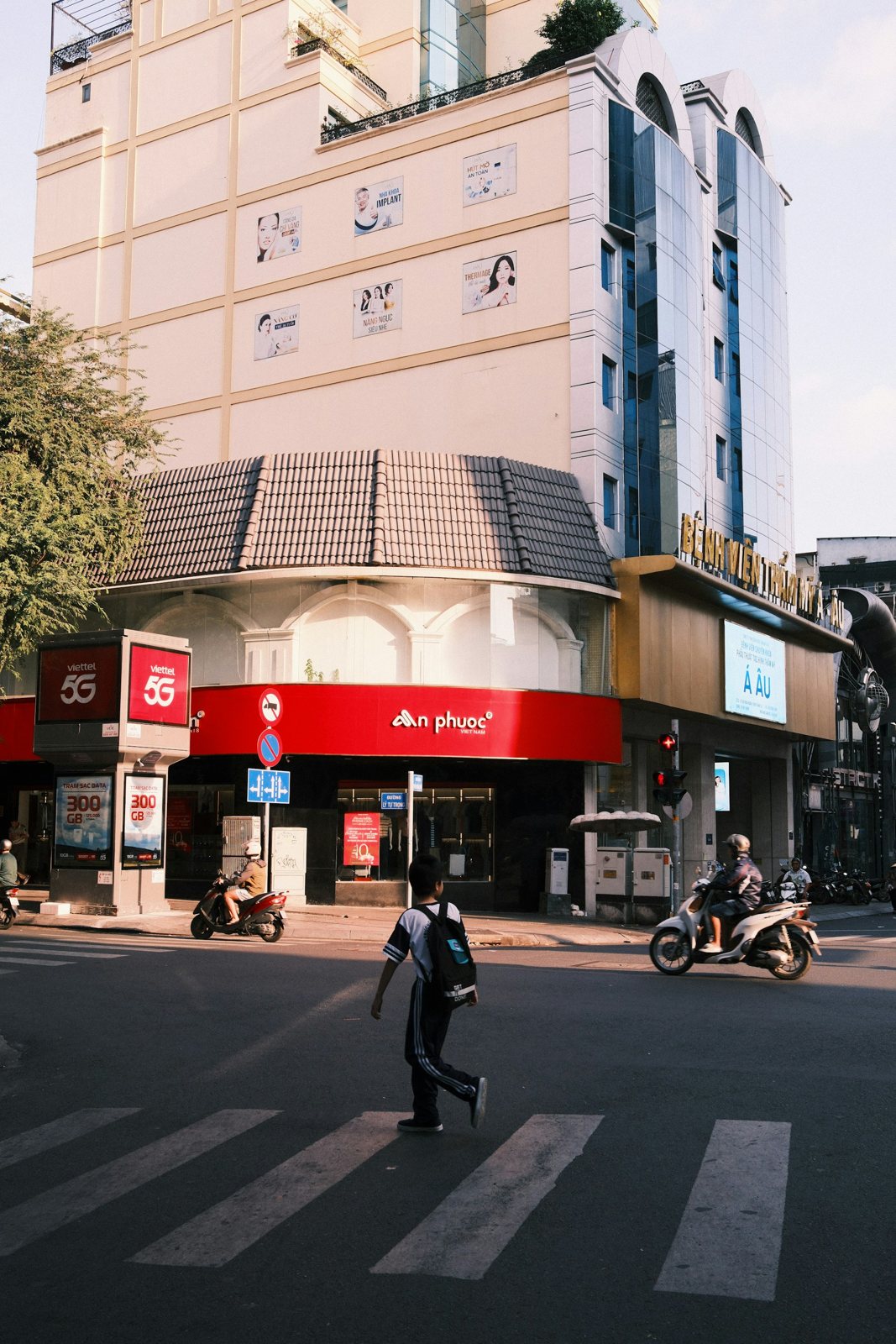 Điểm giao dịch của nhà mạng Viettel có biển 5G trên một góc phố ở Việt Nam