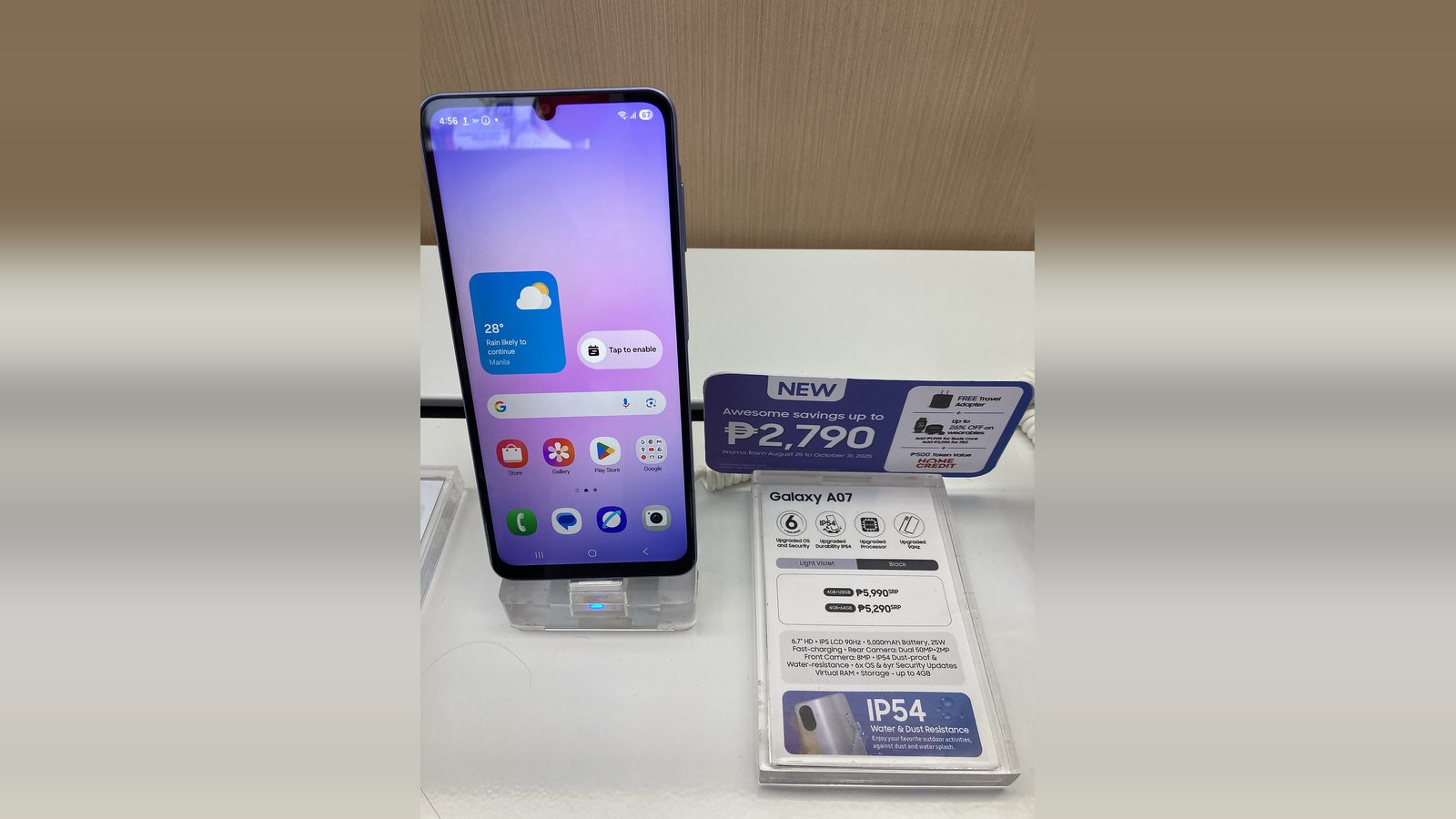 Samsung Galaxy A07 đặt trên kệ trưng bày, bên cạnh thẻ thông tin ghi 6 lần nâng cấp hệ điều hành và chuẩn IP54