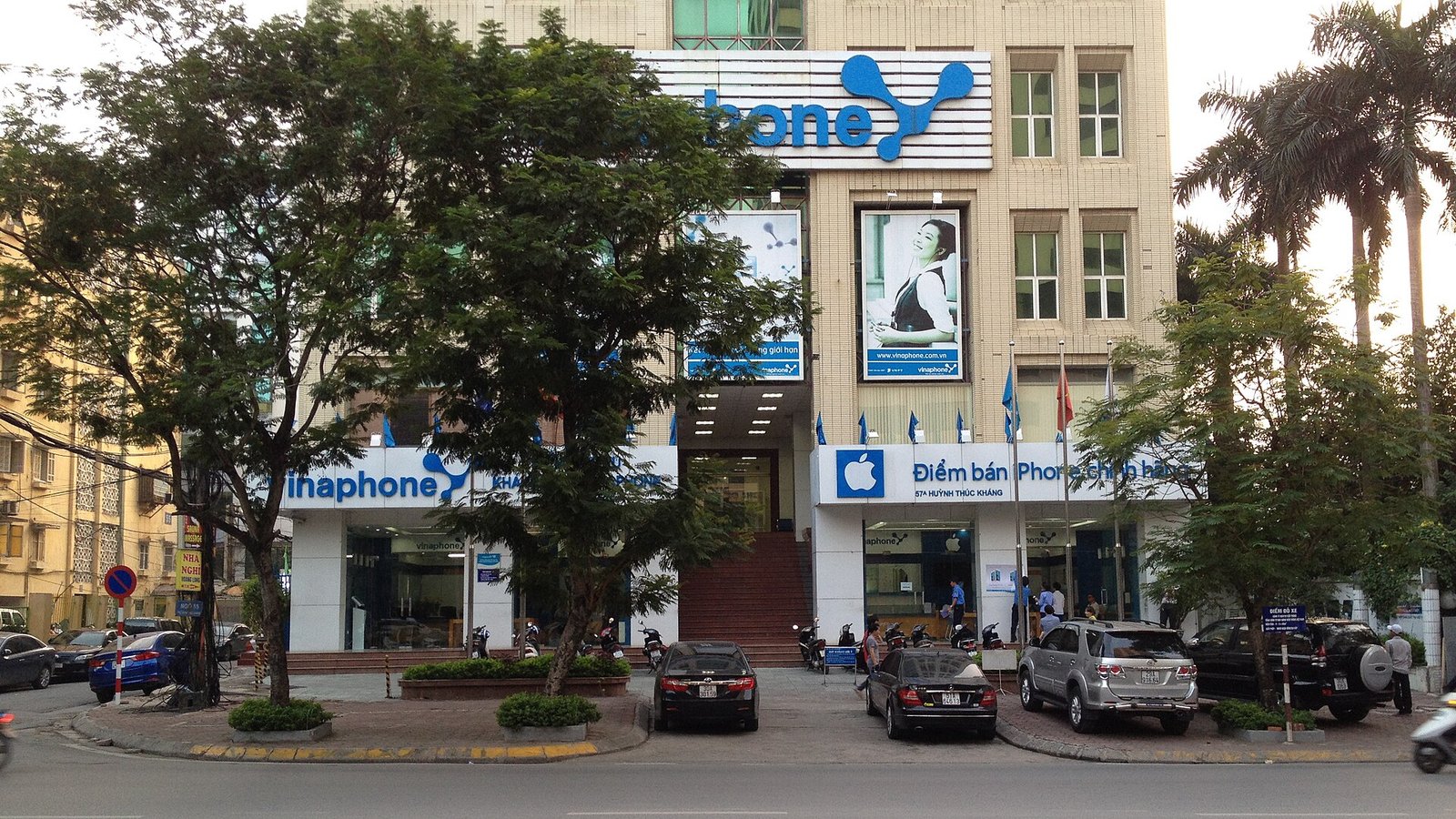 Điểm giao dịch VinaPhone trên phố Huỳnh Thúc Kháng, Hà Nội, nơi thuê bao có thể xác thực lại tại quầy
