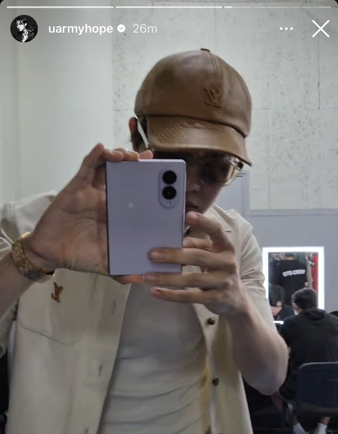 Ngôi sao J-Hope của BTS cầm chiếc Galaxy Z Fold 8 màu tím trong story mạng xã hội