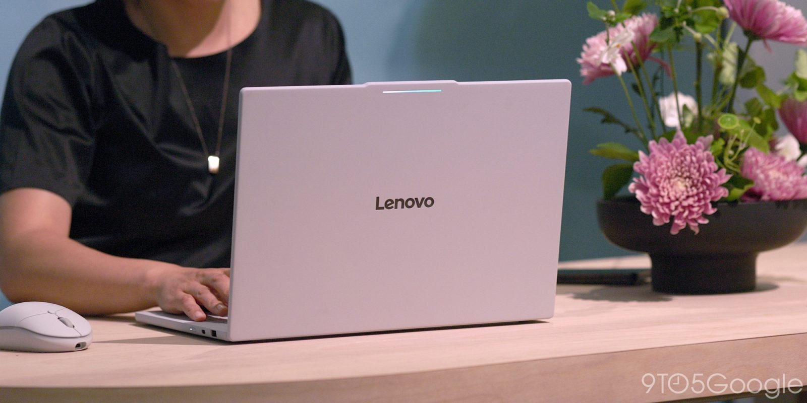 Nguoi dung go phim tren Lenovo Googlebook 15 mau bac dat tren ban
