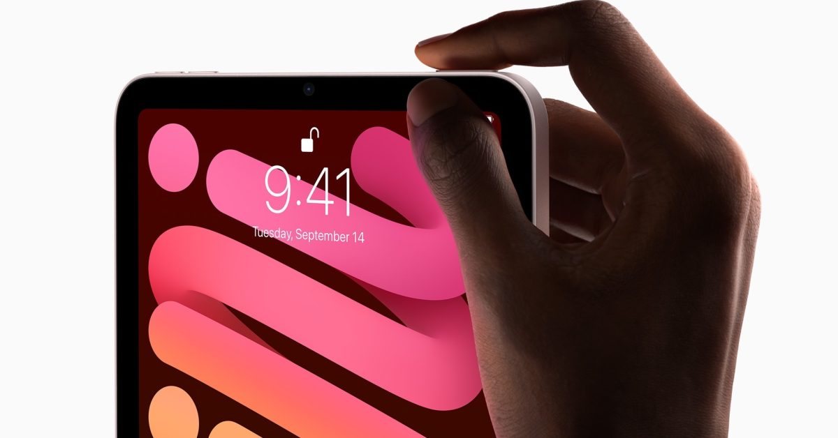 Ngon tay bam nut nguon Touch ID tren canh tren iPad mini, camera truoc nam o canh ngan