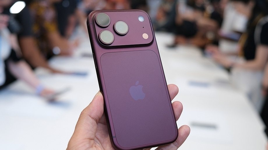 Bàn tay cầm iPhone 18 Pro Max màu Đỏ Burgundy nhìn từ mặt lưng