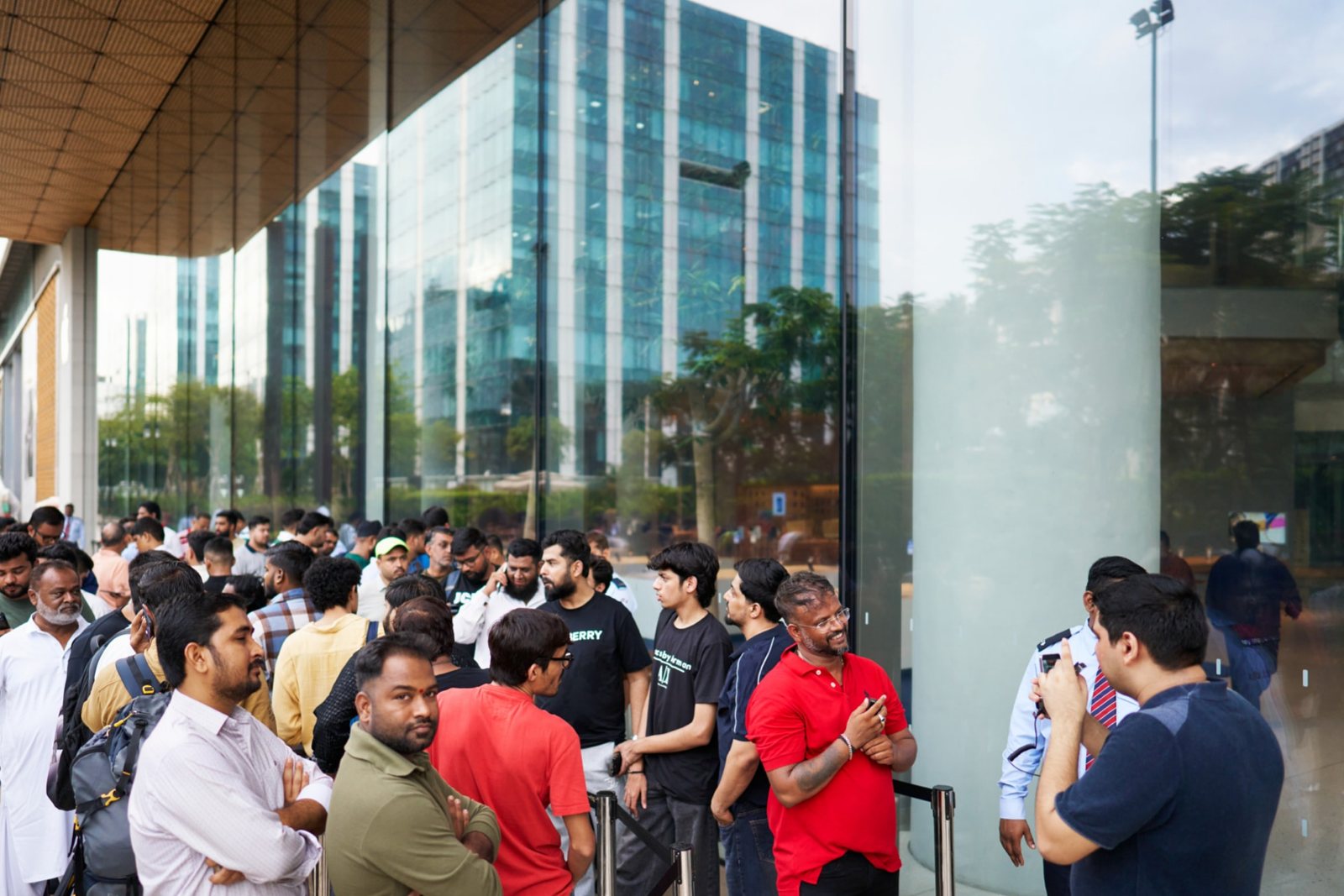 Hang nguoi xep truoc Apple Store trong ngay mo ban iPhone 18 Pro 18/9/2026
