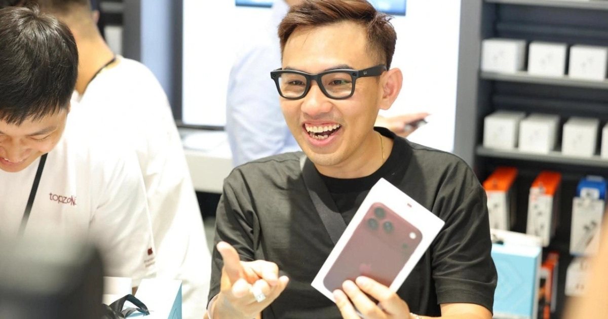 Khách hàng nhận hộp iPhone 18 Pro Max màu Đỏ Burgundy tại cửa hàng ở Việt Nam sáng 18/9/2026