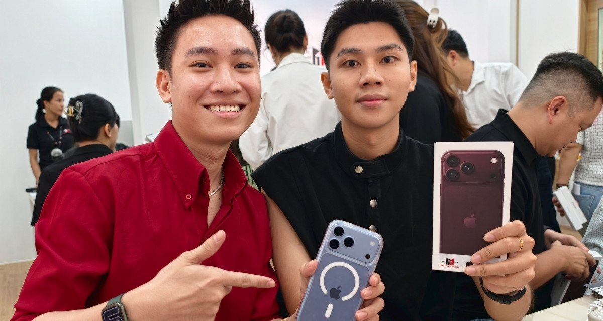 Khách hàng Việt Nam cầm hộp iPhone 18 Pro Max màu Đỏ Burgundy trong ngày giao máy đầu tiên 18/9/2026