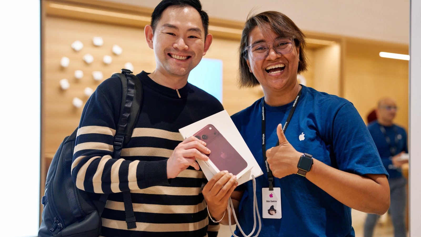Khách hàng và nhân viên cửa hàng Apple tại Kuala Lumpur cầm hộp iPhone 18 Pro vừa mua