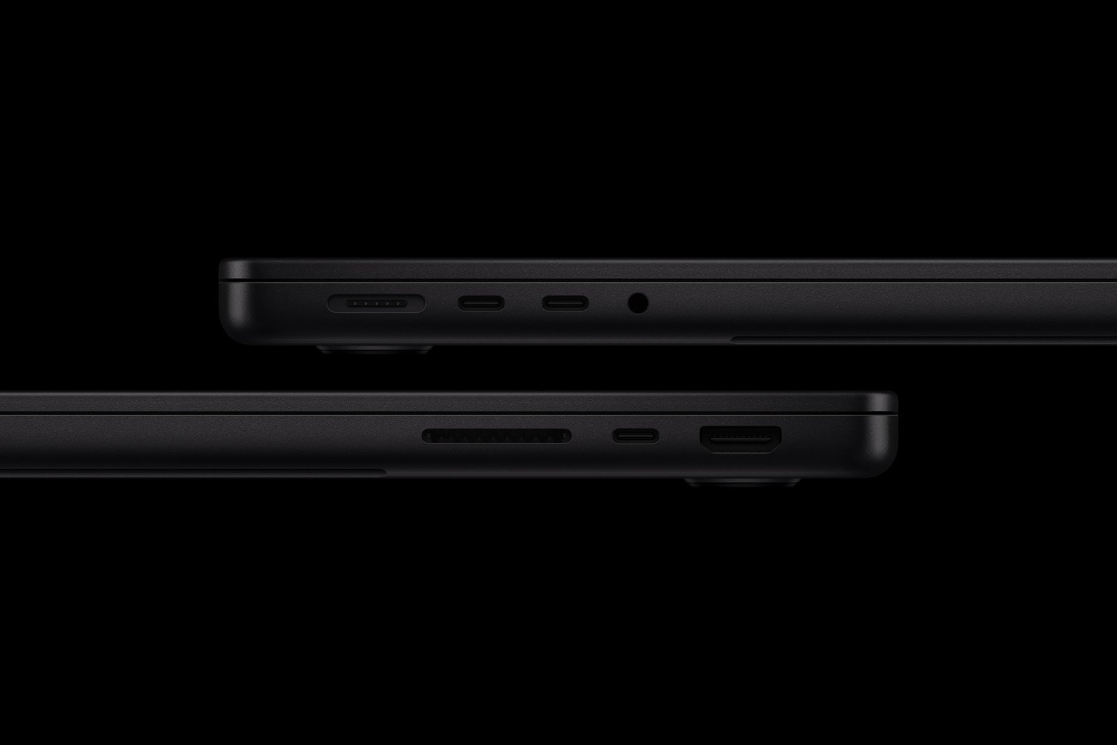 Hai canh ben cua MacBook Pro 14 inch mau den voi cong HDMI, Thunderbolt, khe the nho va MagSafe