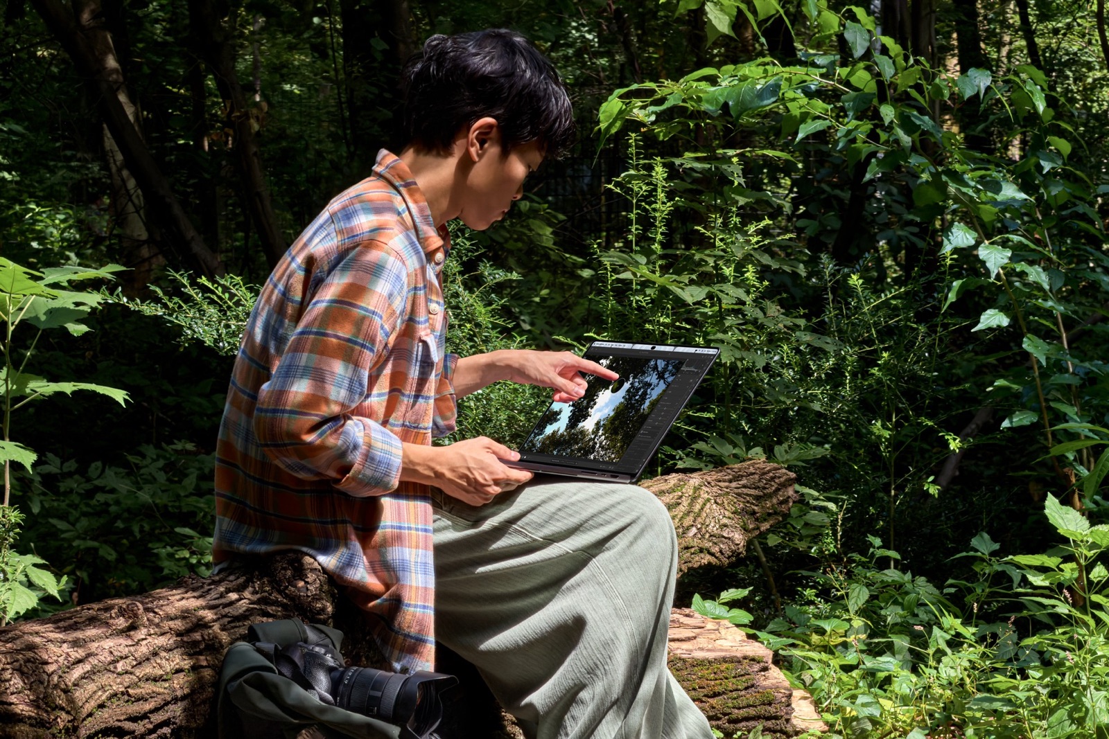 MacBook Pro man hinh PROLED XDR dung ngoai troi duoi anh nang manh