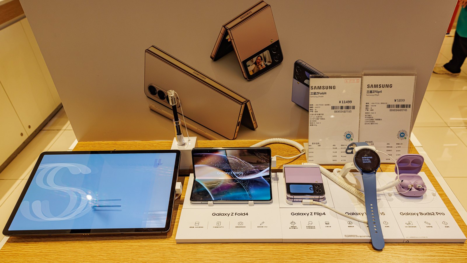 Bàn trưng bày Samsung với Galaxy Tab S8+, Galaxy Z Fold4, Z Flip4, Galaxy Watch5 và Galaxy Buds2 Pro