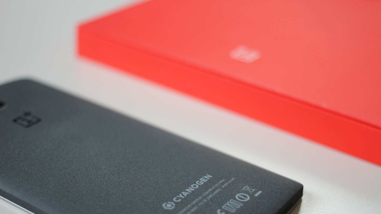 Mat sau OnePlus One mau den nham dat canh hop dung mau do
