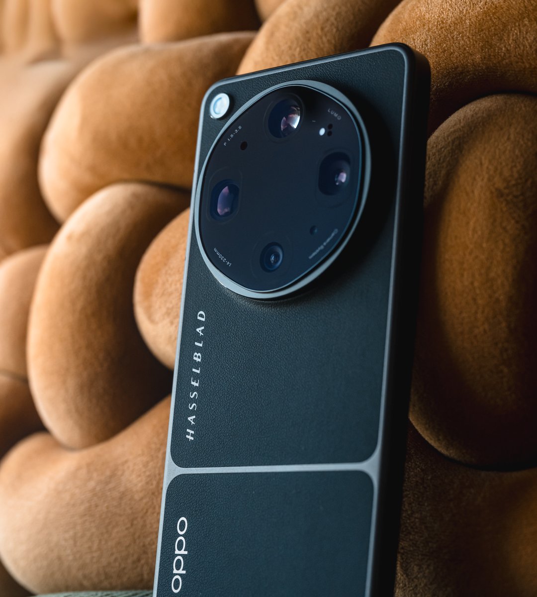 Mat sau OPPO Find X9 Ultra mau den voi cum camera tron lon va chu Hasselblad