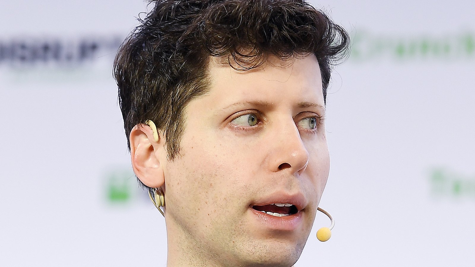 Sam Altman, CEO OpenAI, phát biểu trên sân khấu TechCrunch Disrupt 2019