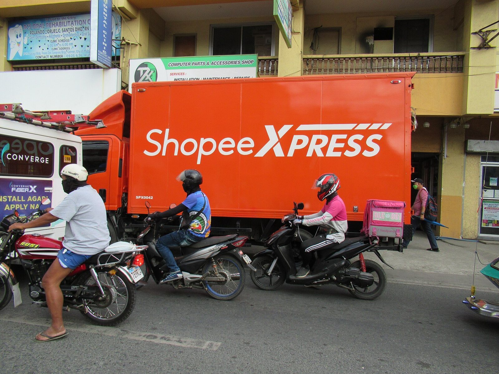 Xe tai giao hang Shopee Xpress do tren pho, xung quanh la xe may, mua sale ngay doi luong don tang vot