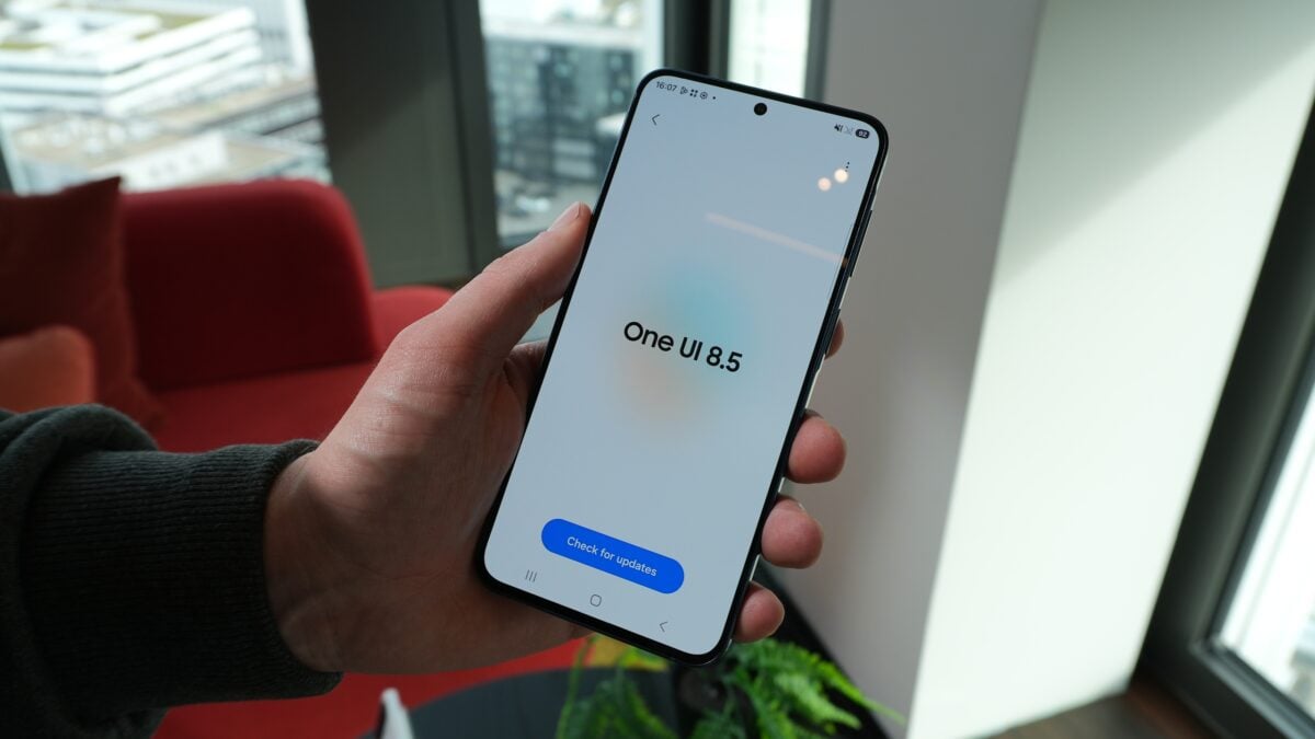 Samsung Galaxy hiển thị màn hình cập nhật One UI 8.5