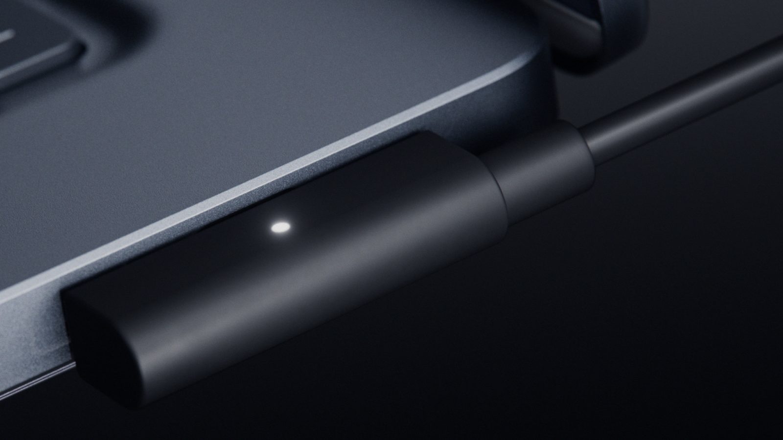 Dau cap sac nam cham Magnetic Connect gan vao cong USB-C ben phai Surface Laptop Ultra