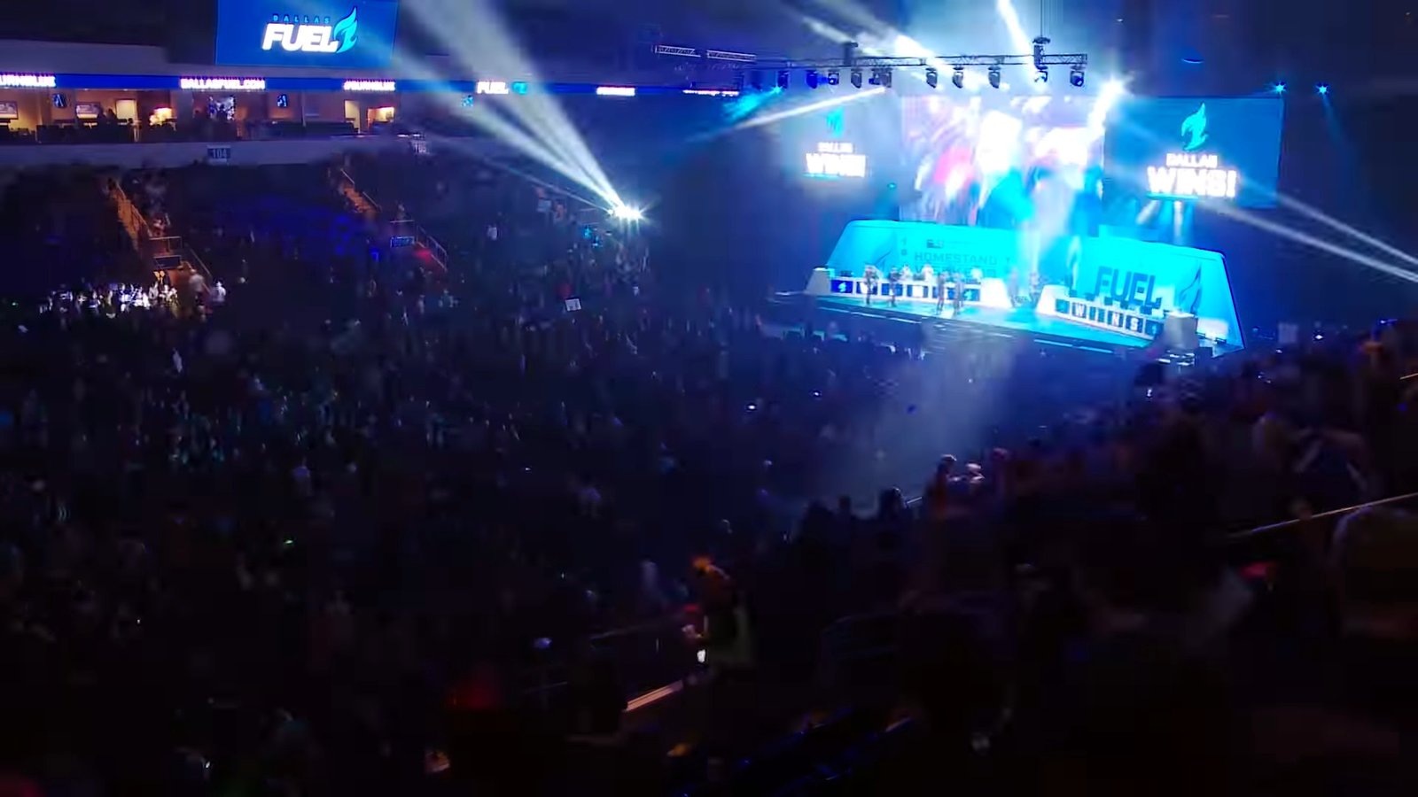 Khán giả kín khán đài nhà thi đấu ở Allen, Texas trong một sự kiện esports năm 2019, sân khấu thi đấu chiếu đèn xanh