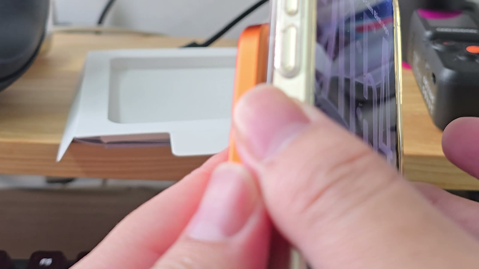 Nhin canh pin Xiaomi UltraThin 5000 dang ap vao lung iPhone, thay do day cong them
