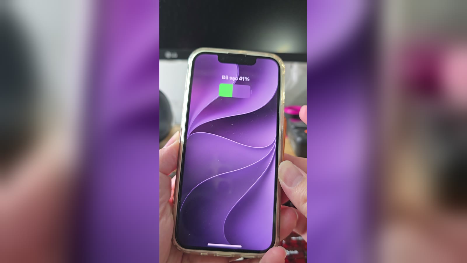 Man hinh khoa iPhone bao da sac 41 phan tram khi gan pin tu tinh Xiaomi UltraThin 5000
