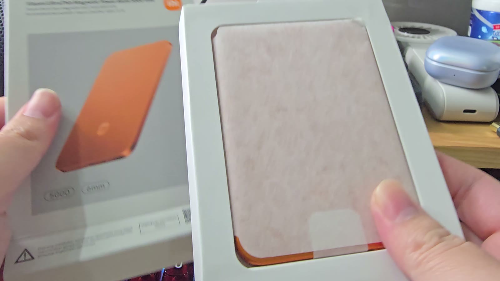 Mo hop Xiaomi UltraThin Magnetic Power Bank 5000, khay giay giu cuc pin boc giay chong tray