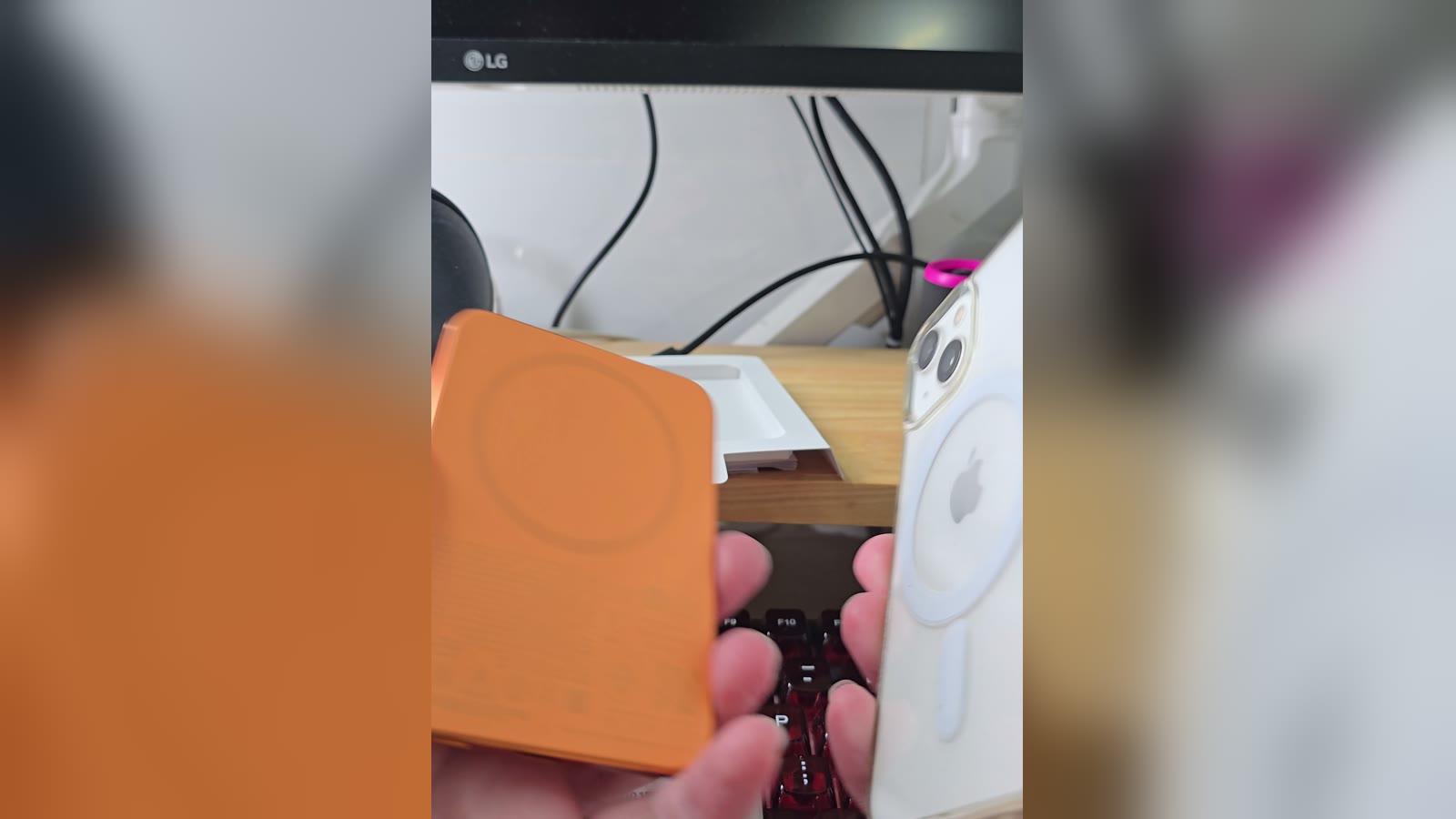 Mat sau pin Xiaomi UltraThin 5000 co vong nam cham dat canh iPhone lap op MagSafe