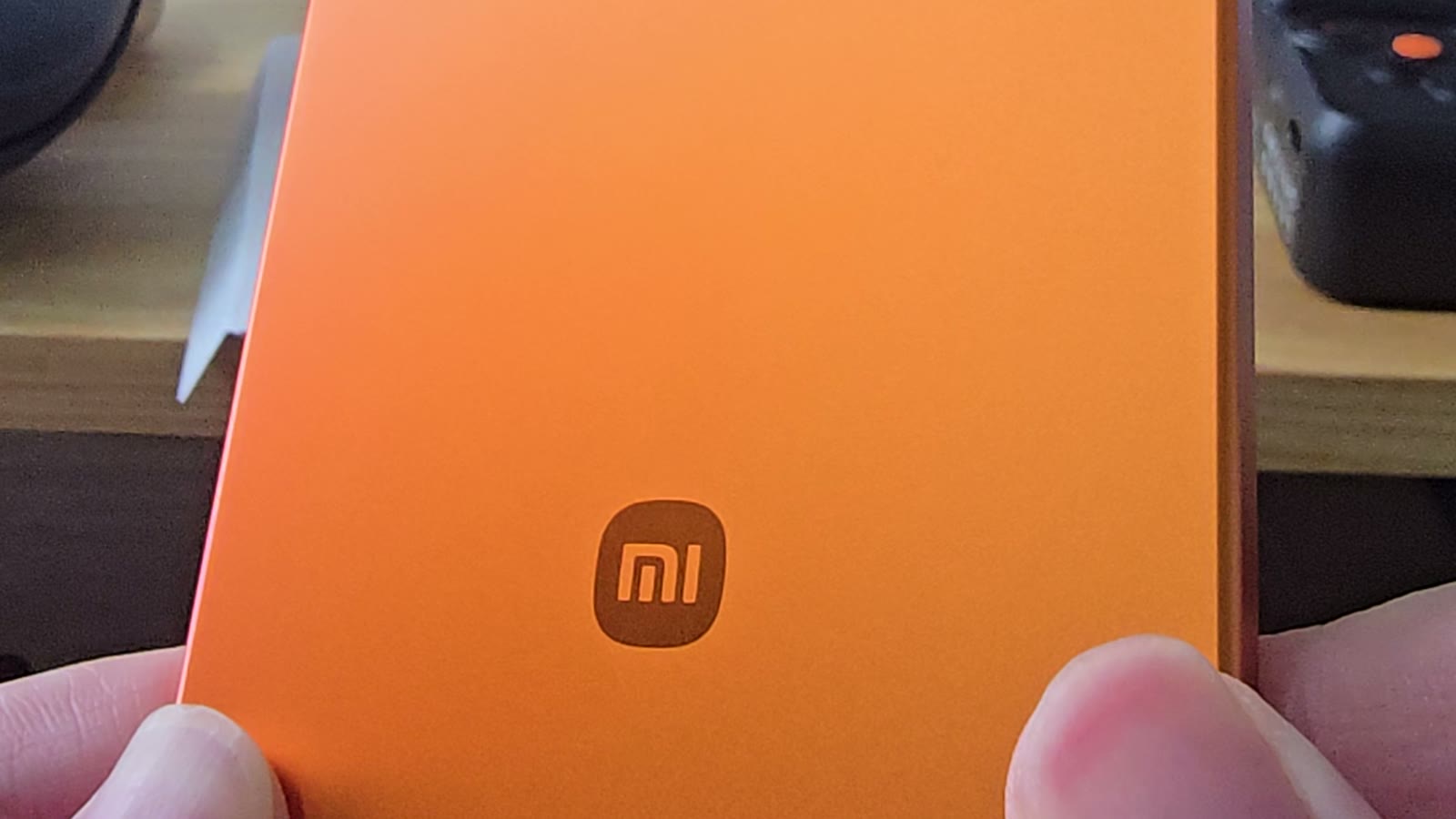 Mat truoc pin tu tinh Xiaomi UltraThin Magnetic Power Bank 5000 mau cam voi logo Xiaomi khac quang